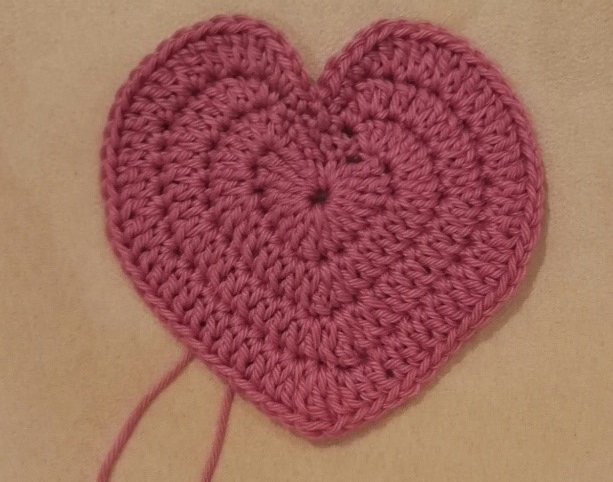 Blog-Inhaltsbild für 'Kostenlose Häkelanleitung für ein zweifarbiges Herz'